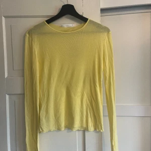 Gul topp från mango - Gul topp från mango storlek S. Aldrig använd ❤️‍🩹