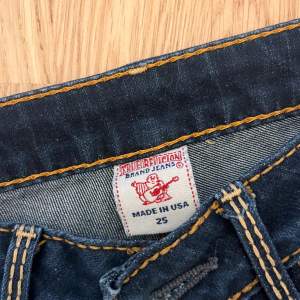Fina true religion jeans i skinny modell.  32,5 cm i midjan och 74cm i innerben