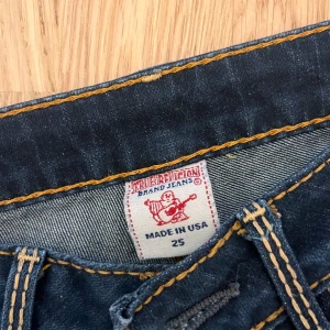 True religion jeans  - Fina true religion jeans i skinny modell.  32,5 cm i midjan och 74cm i innerben
