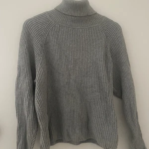 Stickad polotröja - Väldigt skön tröja, storlek L men en lite mindre L, bra M och lite oversize S