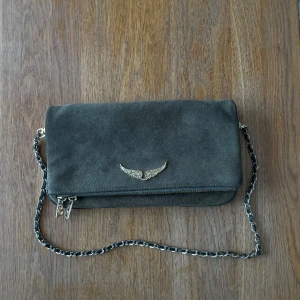 Zadig & Voltaire väska  - Säljer denna supersnygga Zadig & Voltaire Rock Suede Bag i grön! Köpt här på Plick för 2200 kronor, nypris 3000 kronor. Den saknar det långa bandet men i övrigt i gott skick. Säljer nu för 1000🧸