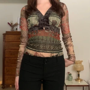 Vintage blus - Mönstrad blus/topp med ärmar i mesh och lite paljetter, från märket United colours of Benetton! Har knytning i ryggen 🖤