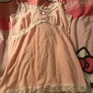 Rosa Spetslinne  - Jättegulligt rosa linne med spetskant och en liten rosett<3