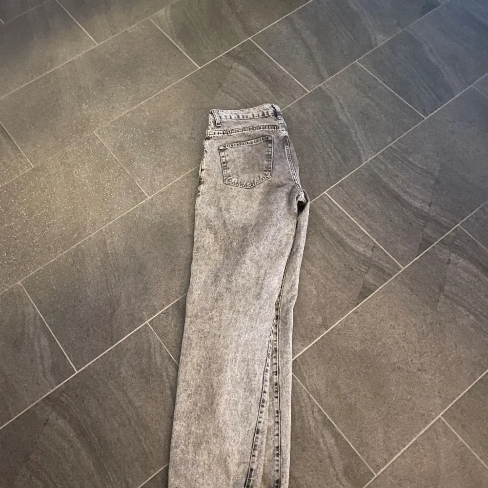 Säljer mina snygga woodbird jeans med en sjukt snygg grå färg! Nyskick då dom är för små! Fler bilder i dm!. Jeans & Byxor.