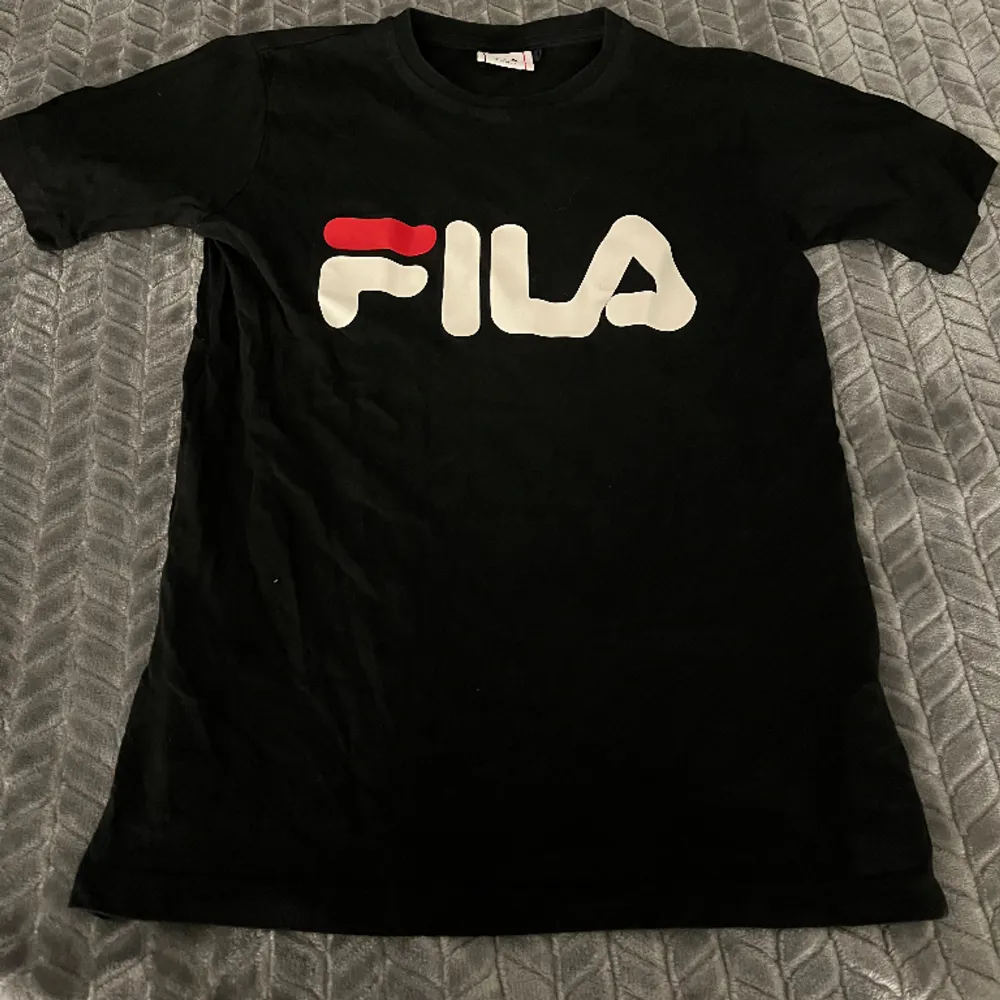 En svart Fila t-shirt. T-shirts.