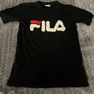 En svart Fila t-shirt