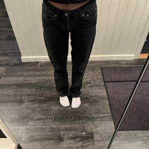 Svarta lågmidjade jeans från Lager 157