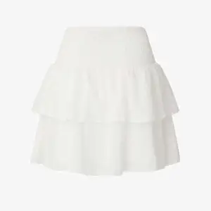 Jätte gullig vit mini skirt! Jätte söt men har en liten liten fläk som knappt syns. Väldigt trendig! Hittade inte exakt bild men första är en LIKNADE bild