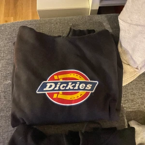 3 hoddies för 300 - 3 hoddies nyskick Stl L för 300, styckpris 150. 