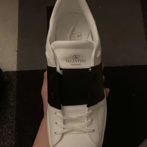 Valentino Open - Tjena säljer nu mina valentino skor som är i riktigt fint skick, det är storlek 42. Jag har dustbag, box och kvitto till dom. Nypris på dessa är 6500kr.  Priset är inte hugget i sten. Mvh Oliver 