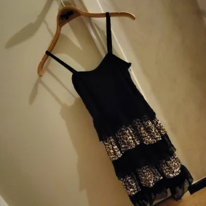 Klänning  - Klänning i fint skick från top shop. Storlek M men passar mig som är S. Pris kan diskuteras. Mvh