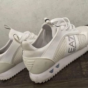 EA7 armani skor - Nästan helt nya skor, använt endast 2 gånger 8/10 i skick. Lite smuts på sulan men kan enkelt tas bort med lite puts. 