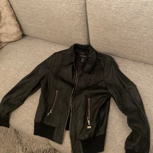 Petroff svart skinnjacka storlek 38, bra skick - Säljer min Petroff skinnjackan storlek 38, som är i bra skick. Använder den för lite så jag tänker att någon annan kan ha mer nytta av den 🥰 Mer mot det svarta hållet som på första bilden!   Nypris: 3 000 kr 