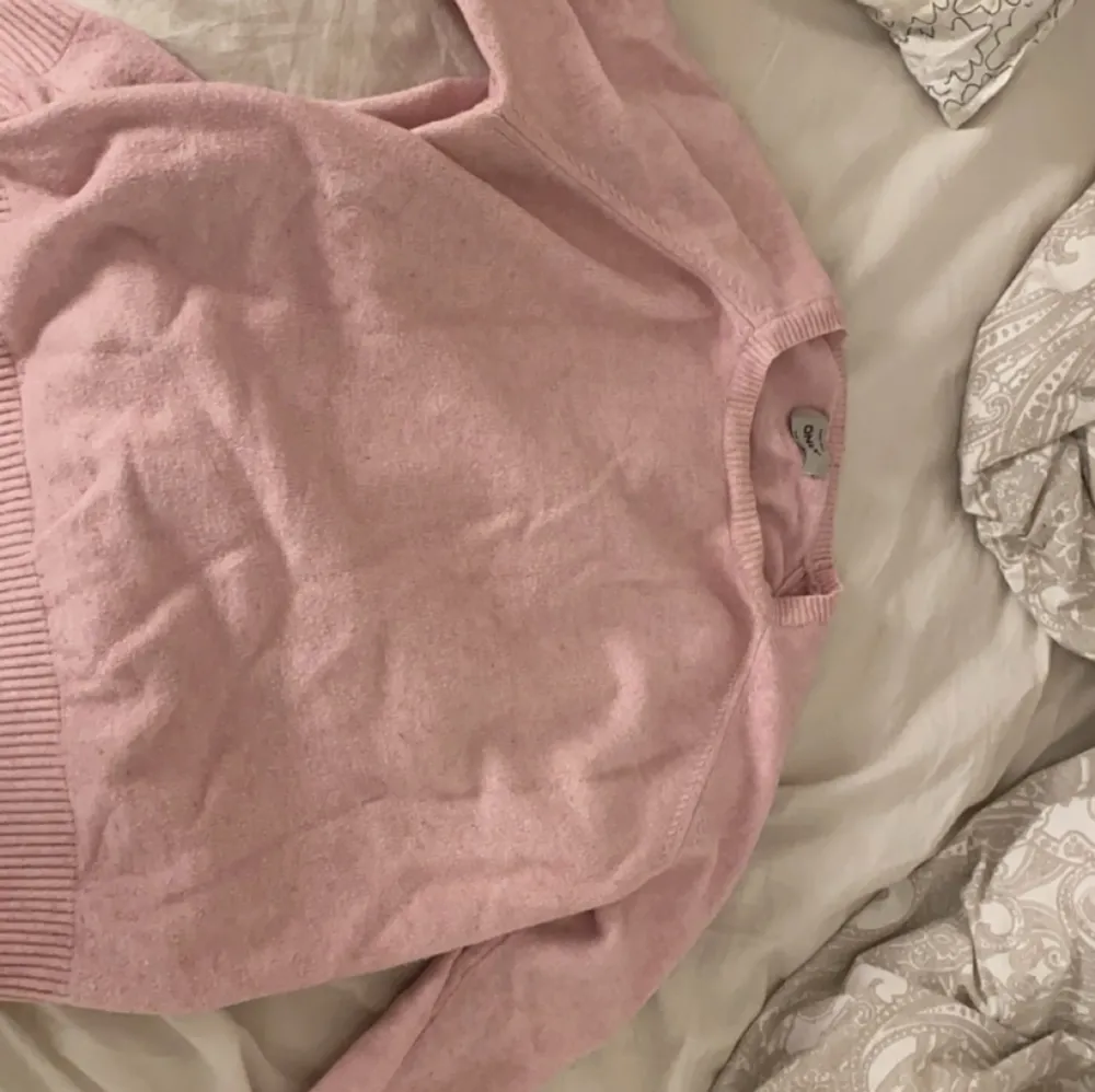 Säljer denna rosa tröja från only då den inte kommer till användning! Är i storlek M knappt använd!🩷. Stickat.