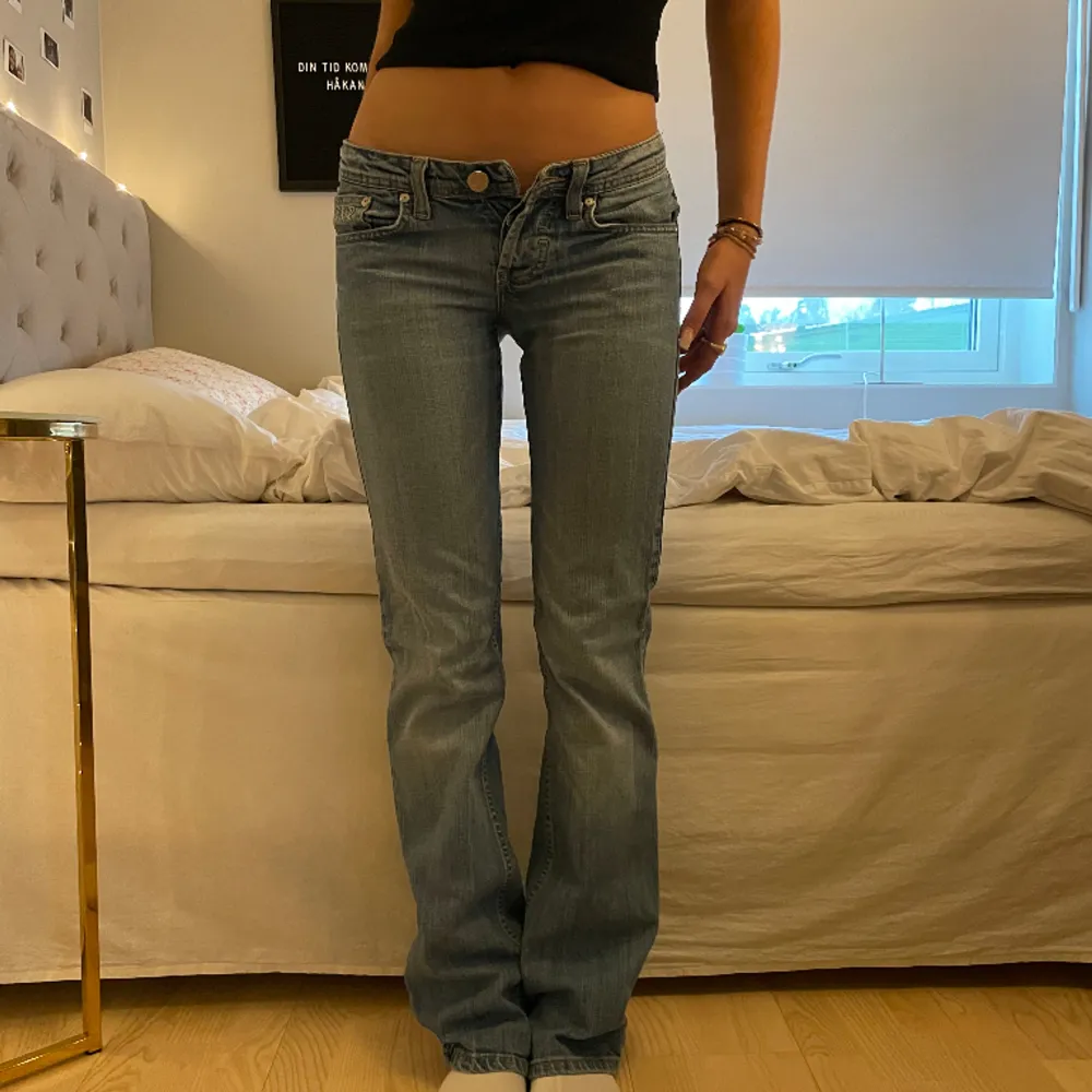 Sjukt snygga vintage Victoria Beckham jeans. Lågmidjade och perfekta jeansen. Har några små fläckar på jeansen men inget som tänks på under användning! Skriv privat vid frågor💖 Modellen är 170!. Jeans & Byxor.