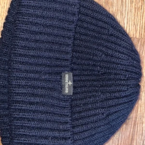 Stone island mössa.  - Säljer nu min stone island mössa då den inte kommer till användning.  2100 nypris Hel och ren.