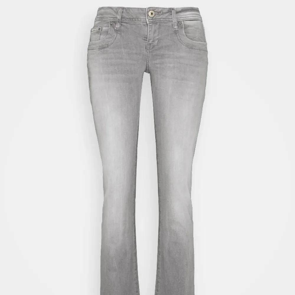 Jättesnygga och populära ltb jeans! De är uppsprättade längst ner så de är som en 34 i längden❤️ kan även tänka mig att byta till 27/34 eller 28/34❤️. Jeans & Byxor.