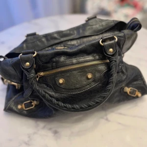 BALENCIAGA VÄSKA - Intressekoll på min belenciag city bag🙌🙌Måtten är 38x24x14. 