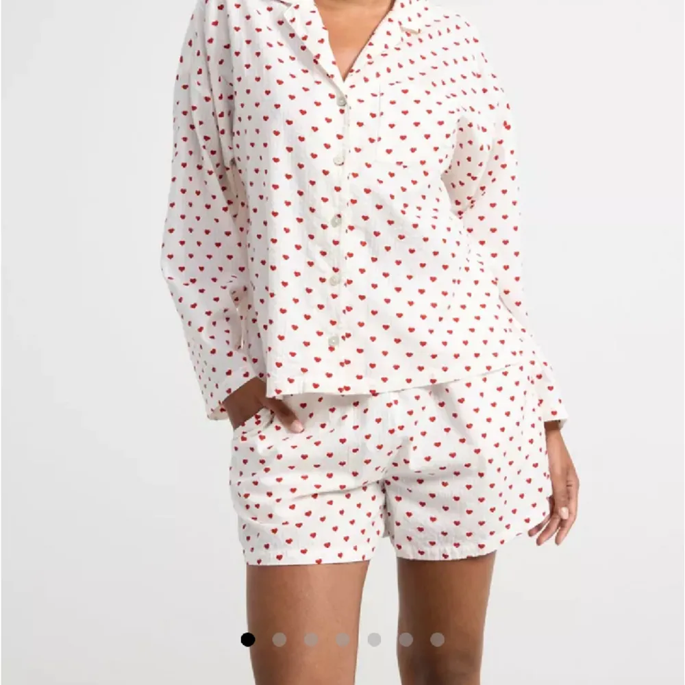 Söker denna pjamas antigen byxor eller tröjan eller båda i storlek XS-M.. Övrigt.