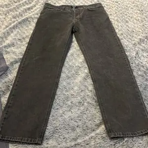 Några ”unbranded” mörkgrå jeans jag plockade upp ett tag sen, knappt använda… står 32 i storlek men dom är lite små i storleken så typ en storlek mindre ksk passar bra. Vill bli av med dom så släng iväg ett bud så återkommer jag:)