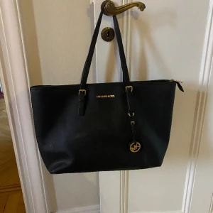 Michael Kors väska - Svart Michael korse tote bag i nästan oanvänt skick! Helt äkta och med dustbag🤍 nypris runt 3500kr.
