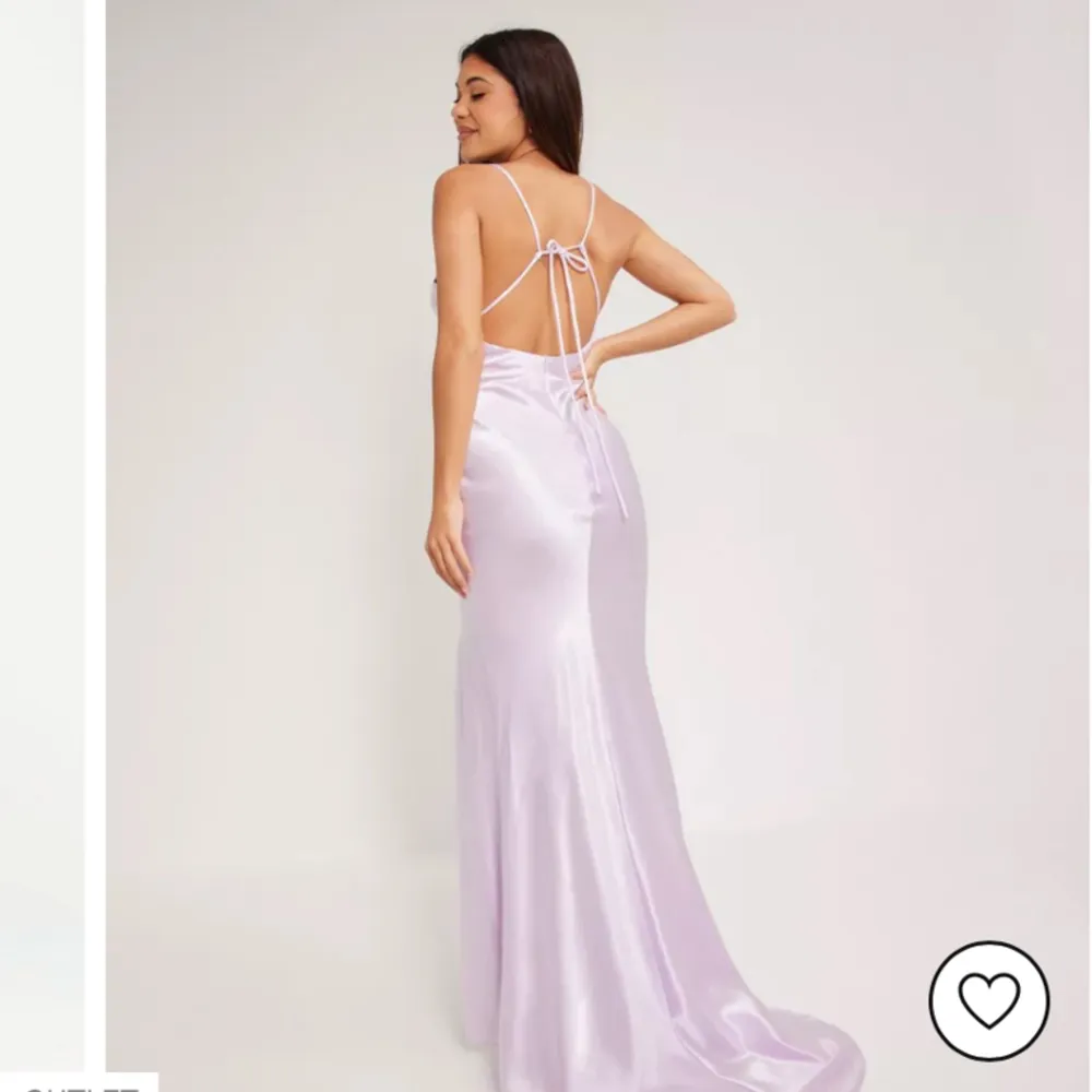 Säljer min balklänning från förra årets bal. Den är slutsåld på Nellys hemsida. Den är i jättefint skick och har lite släp. Satt perfekt på mig som är 167 cm! Man kan även justera axelbanden🌸 inköpspris 1.129kr. Klänningar.