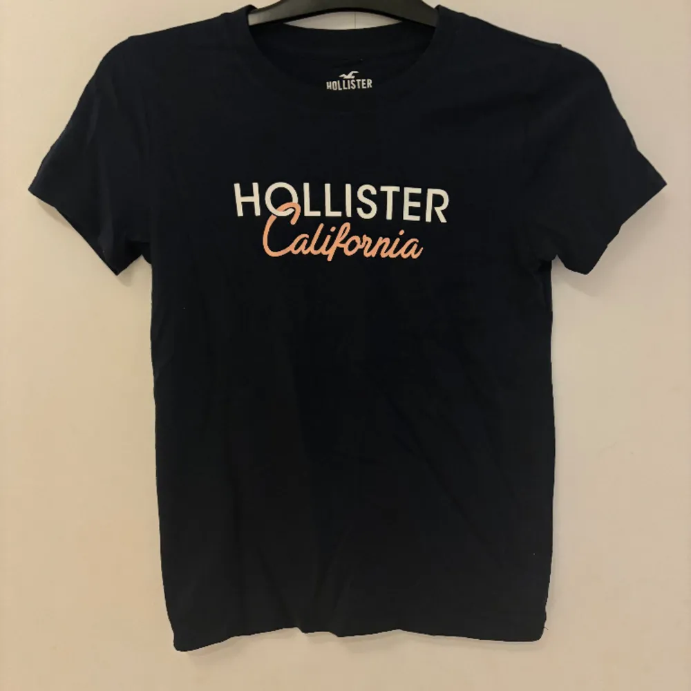 Superfin marinblå t-shirt från Hollister i ett tunt svalkande material, Superskön på sommaren!! Säljer pga. att den blivit för liten🫶🏻 Knappt använd . T-shirts.