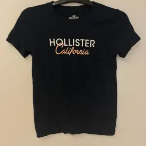 Superfin marinblå t-shirt från Hollister i ett tunt svalkande material, Superskön på sommaren!! Säljer pga. att den blivit för liten🫶🏻 Knappt använd 