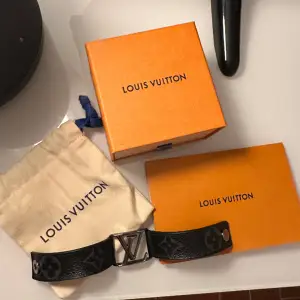 Säljer nu mitt snygga armband från Louisvuitton.  Köpt på Louis Vuitton Palma Mallorca.  Väldigt sparsamt använt syns knappt att det är använt.  Kvitto, box, påse medföljer.  Nypris 3500kr 