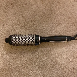 Björn Axén värmeborste - Björn Axén värme borste. Säljer pga att den inte funkar på mitt hår!❣️