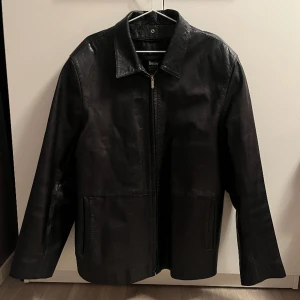 Vintage läderjacka  - Säljer min läderjacka som jag själv köpt viktage. Såklart gjord av läder och inga tydliga skavanker. Skriv om du har en fråga! 