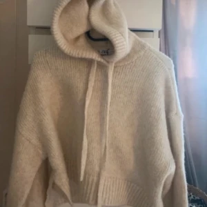 Stickad Hoodie - En aning kortare, stickad hoodie från zara i storlek XS-S💕💕fint skick och inte så stickigt material ❤️
