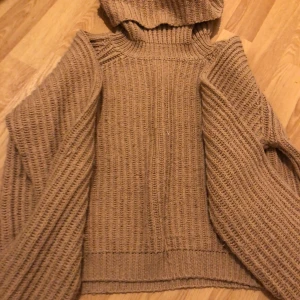 En stickad tröja  - En jättemjuk stickad tröja som inte alls sticks. Jag vet inte riktigt vad det är för märke eftersom jag fick den av en kompis❤️