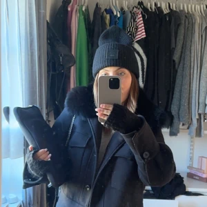 Acne mössa - Säljer nu min fina Acne mössa då jag har två likadana svarta, kan tänka mig att byta till en annan färg!❤️ köpt på Nk Göteborg