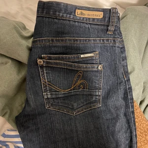 Lågmidjade skinny jeans - Midja 40cm, Innerbenslängden 79cm, Grenen 21cm. Skriv privat för fler frågor eller bilder🤗