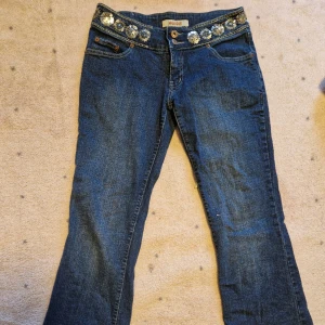 Low waisted bootcut jeans med paljetter - Så fina low waisted jeans med bootcut och paljetter där bak.