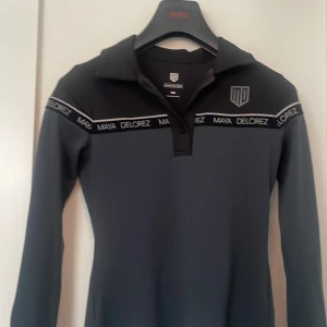 Mayadelorez polo sweat-shirt 💕 - Jätte fin polo sweatshirt från Mayadelorez. Med fina detaljer osv. Pris går att diskuteras med denna. Använd 1 gång på tävling. Rid/tränings tröja💕