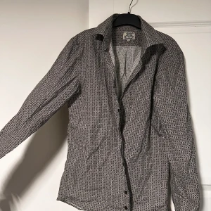 Mönstrad skjorta - Superbra skick, jag har massor med kläder, hör av er så kan jag hjälpa till! Och ett super bra deal kan vi göra på allt som fyller din garderob! 