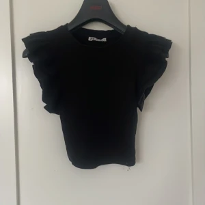 Zara sommar linne/t-shirt💕🛍️ - Svart linne/t-shirt från zara bra skick! SÄLJER EN LIKADAN I VIT SOM MAN KNA LÄGGA TILL OCKSÅ! DÅ FÅR MAN HALVA PRISET PÅ EN AV DOM!
