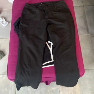 Lågmidjade kostymbyxor  - Lågmidjade kostymbyxor från bik bok, köpta här på Plick. Aldrig använda av mig då dom varit förstora🤡 väldigt bra skick då det inte finns några hål eller annat. Har även en slits. Jag vill tro att dessa är dom som är petit.