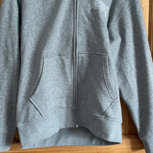 Levis zip hoodie - Säljer nu min Levis zip hoodie storlek S då den inte passar mig, använd 1 gång. Nytt pris är 600 mitt pris är 350kr