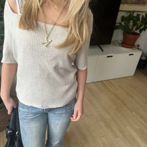 Kortärmad topp - Ribbad kortärmad tröja! Frakt tillkommer!!