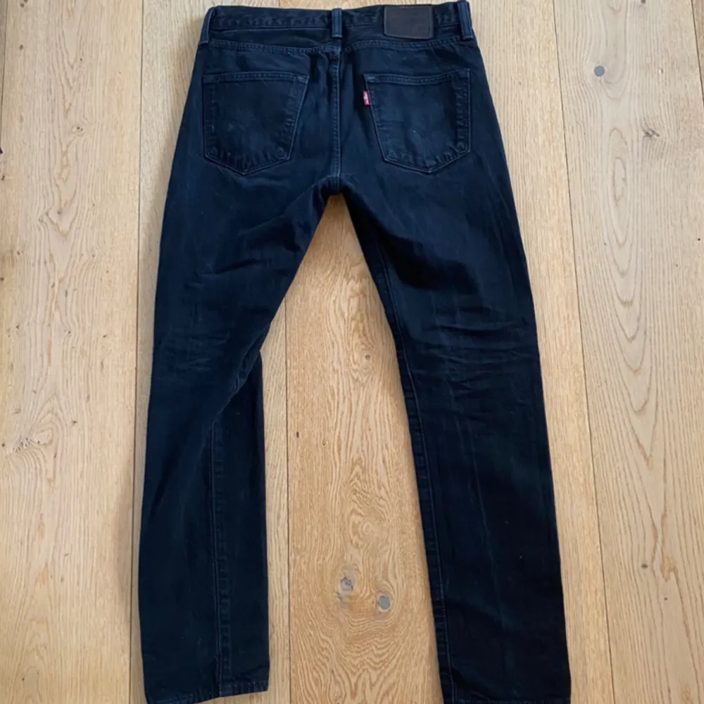 Ett par fina jeans från Levi’s Sparsamt använda Pris kan diskuteras vid en snabb affär. . Jeans & Byxor.