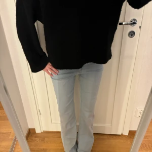 Ljusblåa jeans  - Köpta på h&m men aldrig använda. Lappen är bortklippt men midjemått är ca 37-38cm & innerben 78cm, de är stretchiga! 💙