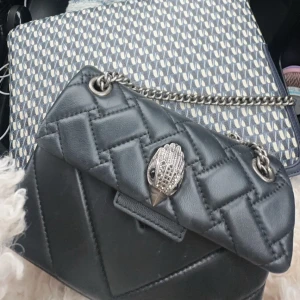 Kurt Geiger väska  - Inga synliga defekter, men har använts. Köpt för ca 2500kr, den minsta storleken. 