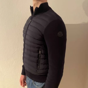 Moncler cardigan  - Mörkblå moncler cardigan  Skick: 10/10 Nypris: ca 10 000 Mitt pris 4500 Storlek M Hör av dig vid minsta lilla intresse eller funderingar