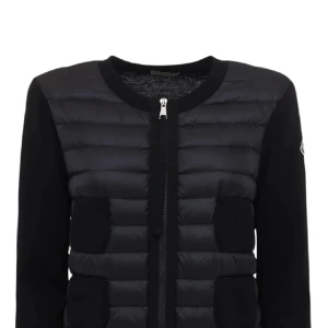 moncler cardigan  - Storlek S. Har inge defekter, ingår prislappen och andra äktehetsbevis.  Super fin till våren! Nypris runt 8000kr