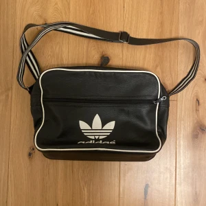Adidas väska - Knappt använd och är i jätte bra skick. Finns många inner fickor o små fack. Finns bra med space i den och. Passar till det mesta. Kan användas som sport värska eller bara till vardag✌️
