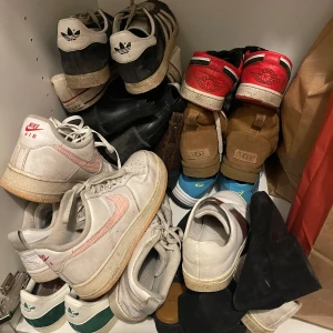 Massvis skor  - Olika märken osv skriv vid mer intresse av några par eller så, från strolek 37-43