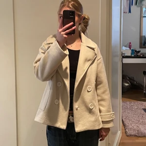 Design by si Kappa  - Den populära kappan från design nu si i färgen off-white.  Storlek XS/S. Nypris 757kr, pris kan diskuteras